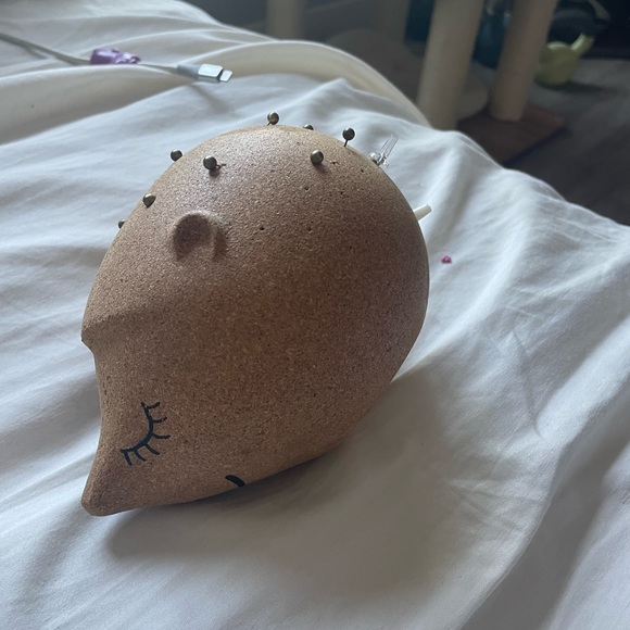 KATE SPADE HEDGEHOG CORKBOARD WITH GOLD PUSH PINS - Picture 6 of 7